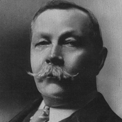Sir Arthur Conan Doyle par Arnold Genthe via Wikimedia Commons
