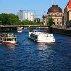 Tourisme fluvial à Berlin par De-okin via Wikimedia Commons