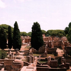 Ostia antica par widok_ogołny via Wikimedia Commons 