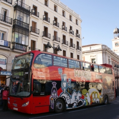Bus touristique de la Puerta del Sol par Casper