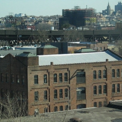 Red Hook factory par Padawane via Wikimedia Commons