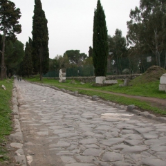 Via Appia antica par MM via Wikimedia Commons