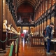 La bibliothèque de Trinity College par Nic McPhee via Wikimedia Commons